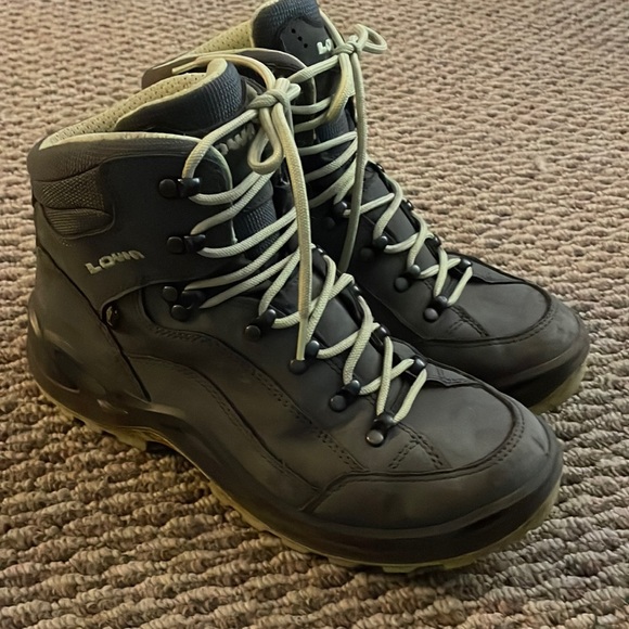 lowa hiking boots womens